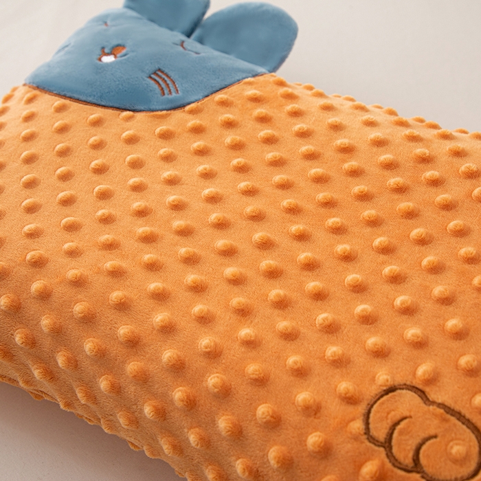 91家纺网 家纺一手货源 找家纺 仁宇枕业 2025新款新品儿童幼儿园学生儿童枕头羽丝绒全荞麦枕头枕芯 豆豆猫安抚枕-橙色