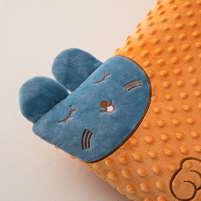 91家纺网 家纺一手货源 找家纺 仁宇枕业 2025新款新品儿童幼儿园学生儿童枕头羽丝绒全荞麦枕头枕芯 豆豆猫安抚枕-橙色