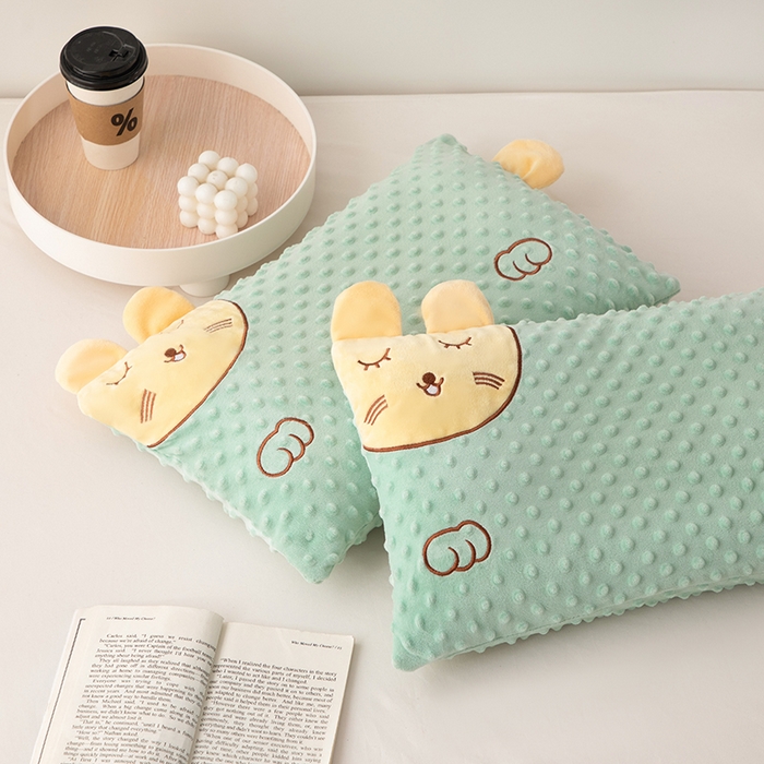 91家纺网 家纺一手货源 找家纺 仁宇枕业 2025新款新品儿童幼儿园学生儿童枕头羽丝绒全荞麦枕头枕芯 豆豆猫安抚枕-绿色