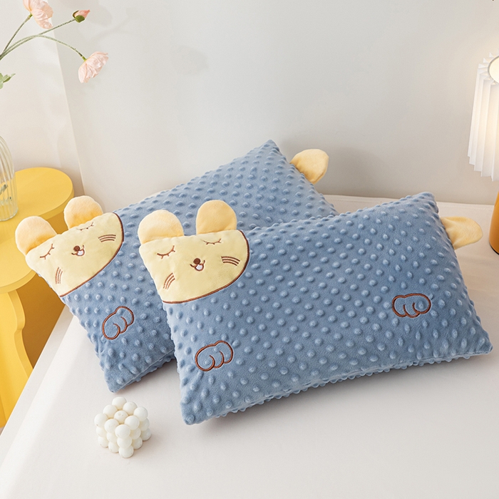 91家纺网 家纺一手货源 找家纺 仁宇枕业 2025新款新品儿童幼儿园学生儿童枕头羽丝绒全荞麦枕头枕芯 豆豆猫安抚枕-蓝色