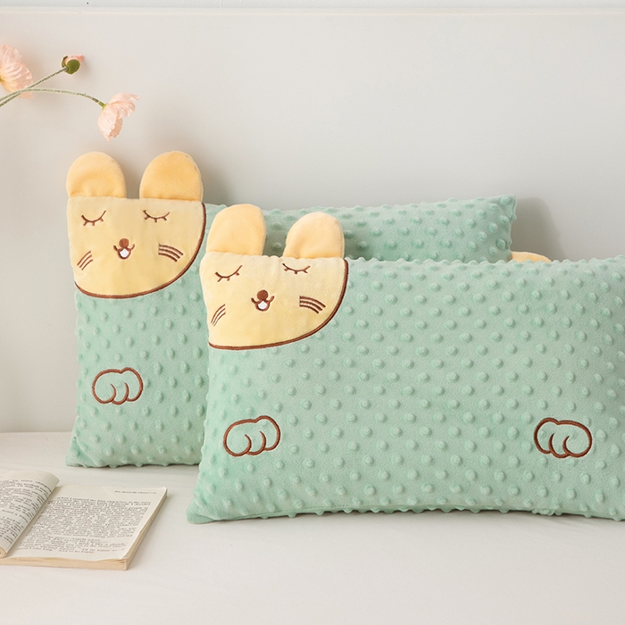 91家纺网 家纺一手货源 找家纺 仁宇枕业 2025新款新品儿童幼儿园学生儿童枕头羽丝绒全荞麦枕头枕芯 豆豆猫安抚枕-绿色