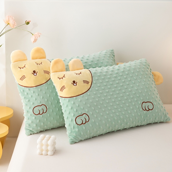 91家纺网 家纺一手货源 找家纺 仁宇枕业 2025新款新品儿童幼儿园学生儿童枕头羽丝绒全荞麦枕头枕芯 豆豆猫安抚枕-绿色