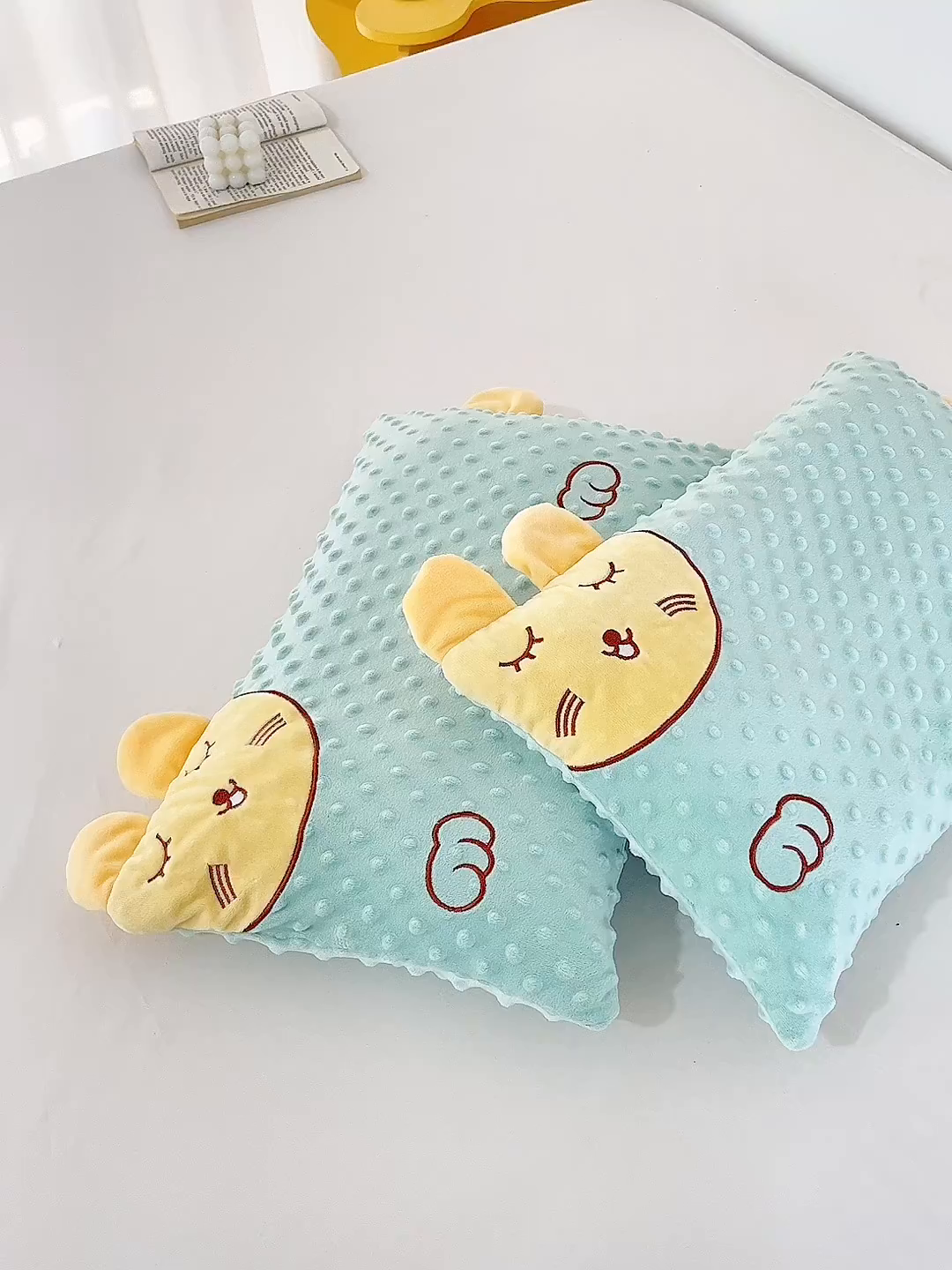 91家纺网 家纺一手货源 找家纺 仁宇枕业 2025新款新品儿童幼儿园学生儿童枕头羽丝绒全荞麦枕头枕芯 豆豆猫安抚枕-绿色