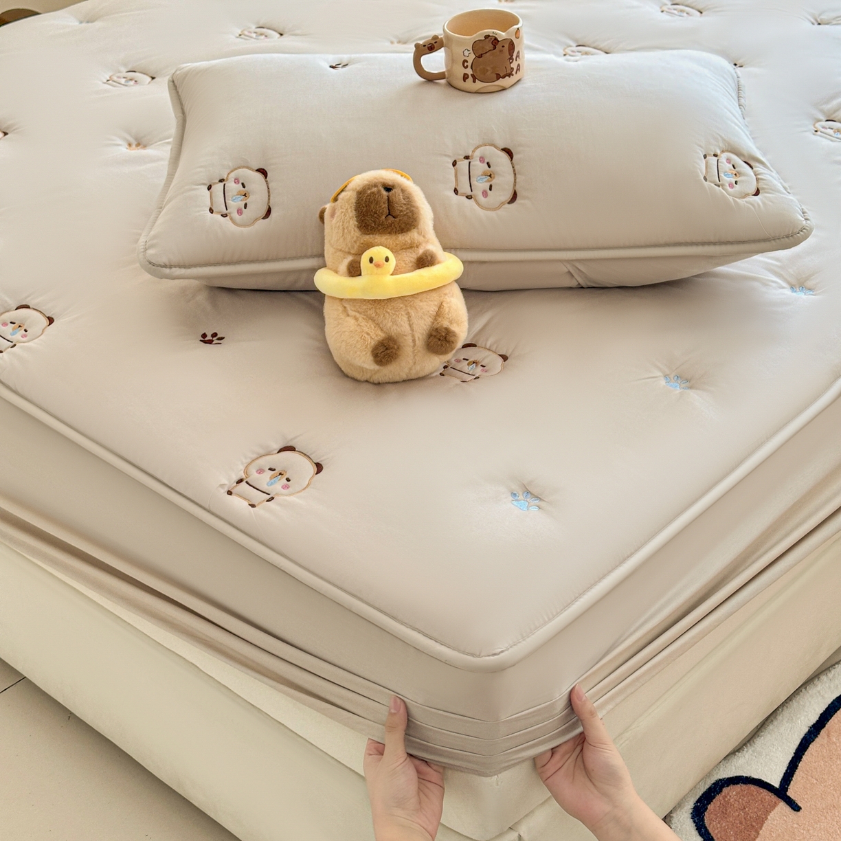 91家纺网 家纺一手货源 找家纺 （总）糯米猪家纺 2025新款A类卡皮巴拉全棉夹棉床笠