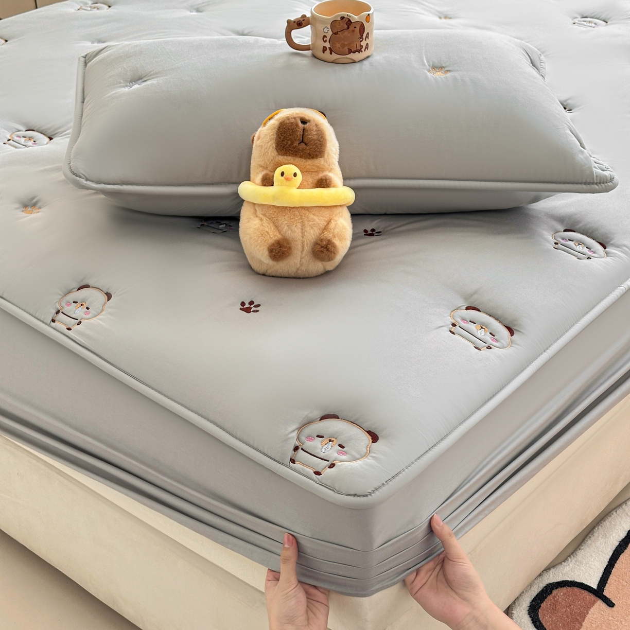 91家纺网 家纺一手货源 找家纺 糯米猪家纺 2025新款A类卡皮巴拉全棉夹棉床笠 卡皮巴拉-灰色