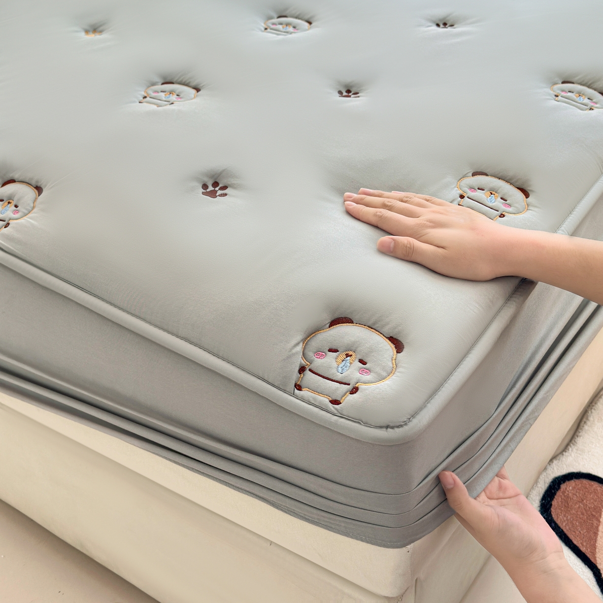 91家纺网 家纺一手货源 找家纺 糯米猪家纺 2025新款A类卡皮巴拉全棉夹棉床笠 卡皮巴拉-灰色