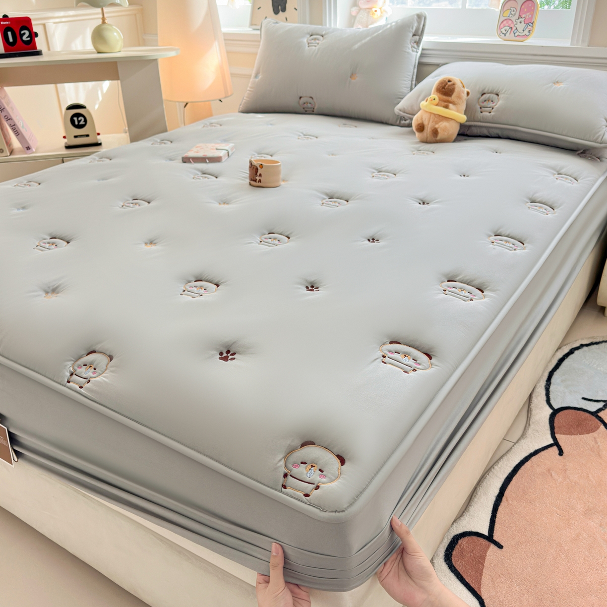 91家纺网 家纺一手货源 找家纺 糯米猪家纺 2025新款A类卡皮巴拉全棉夹棉床笠 卡皮巴拉-灰色