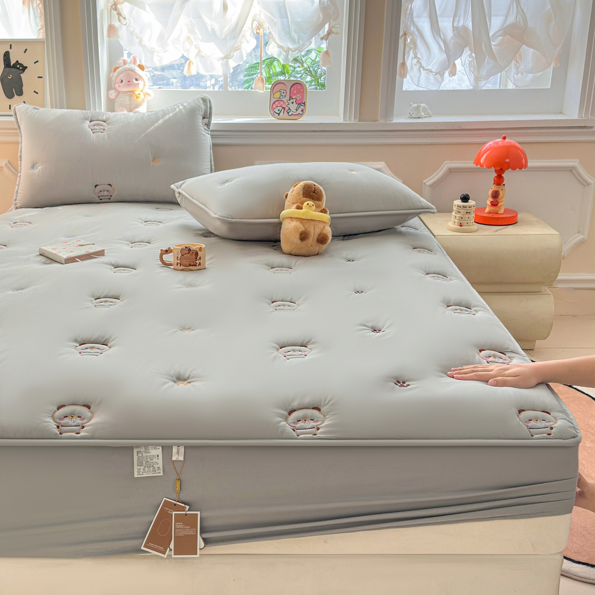 91家纺网 家纺一手货源 找家纺 糯米猪家纺 2025新款A类卡皮巴拉全棉夹棉床笠 卡皮巴拉-灰色