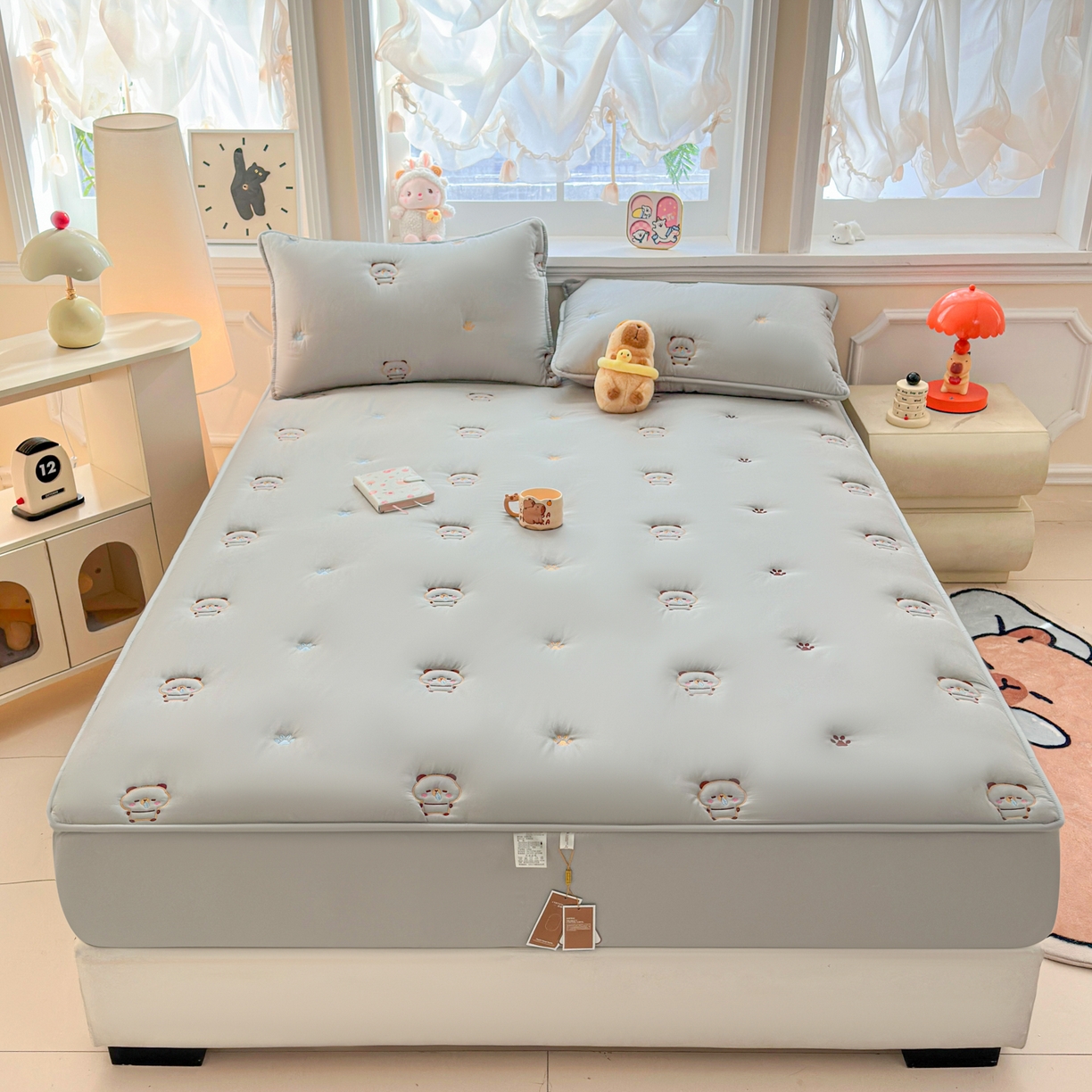 91家纺网 家纺一手货源 找家纺 糯米猪家纺 2025新款A类卡皮巴拉全棉夹棉床笠 卡皮巴拉-灰色