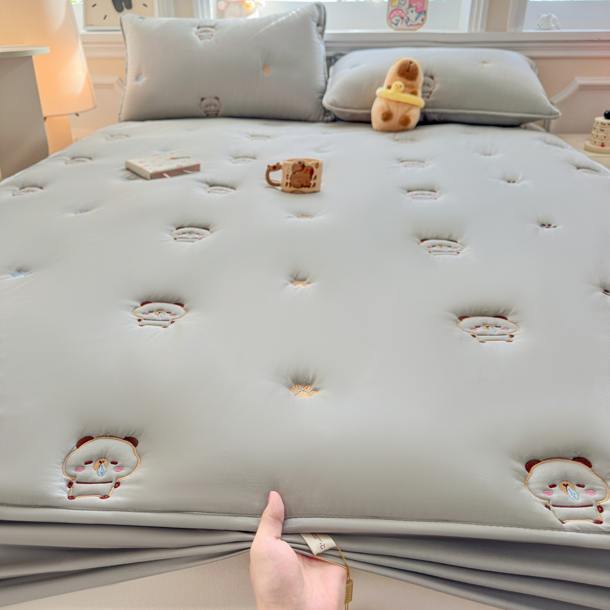 91家纺网 家纺一手货源 找家纺 糯米猪家纺 2025新款A类卡皮巴拉全棉夹棉床笠 卡皮巴拉-灰色