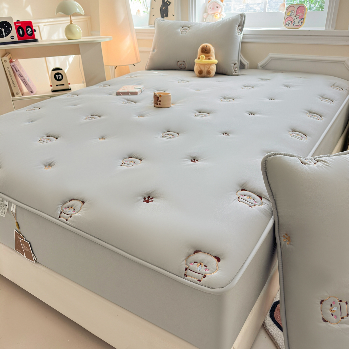 91家纺网 家纺一手货源 找家纺 糯米猪家纺 2025新款A类卡皮巴拉全棉夹棉床笠 卡皮巴拉-灰色