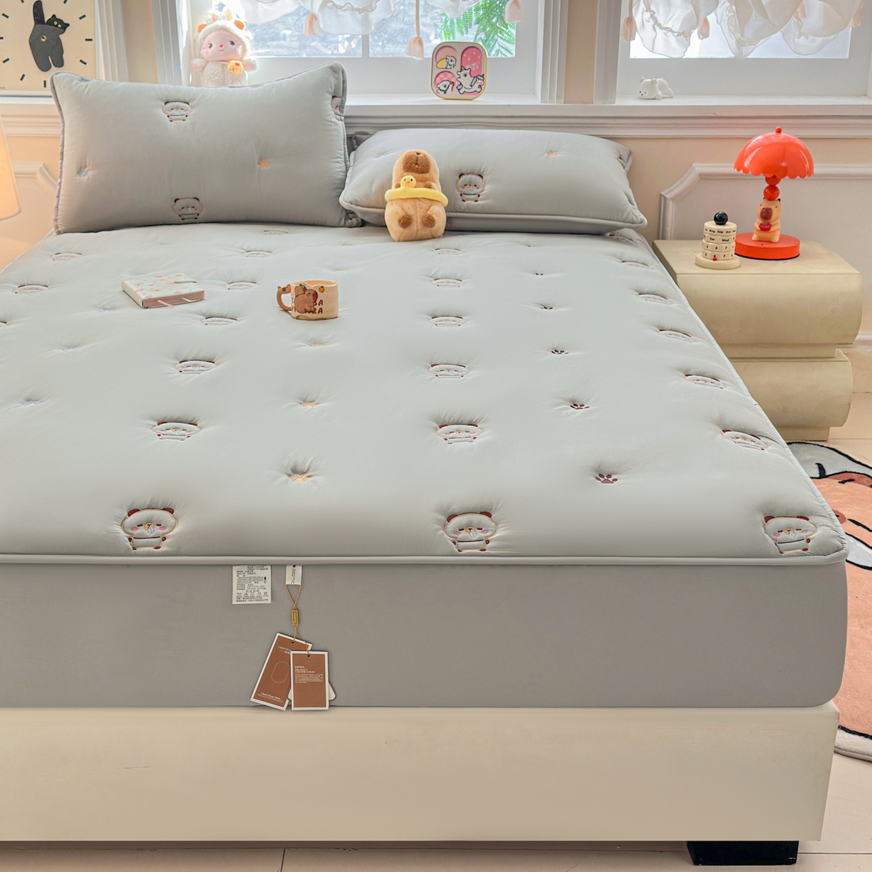 91家纺网 家纺一手货源 找家纺 糯米猪家纺 2025新款A类卡皮巴拉全棉夹棉床笠 卡皮巴拉-灰色