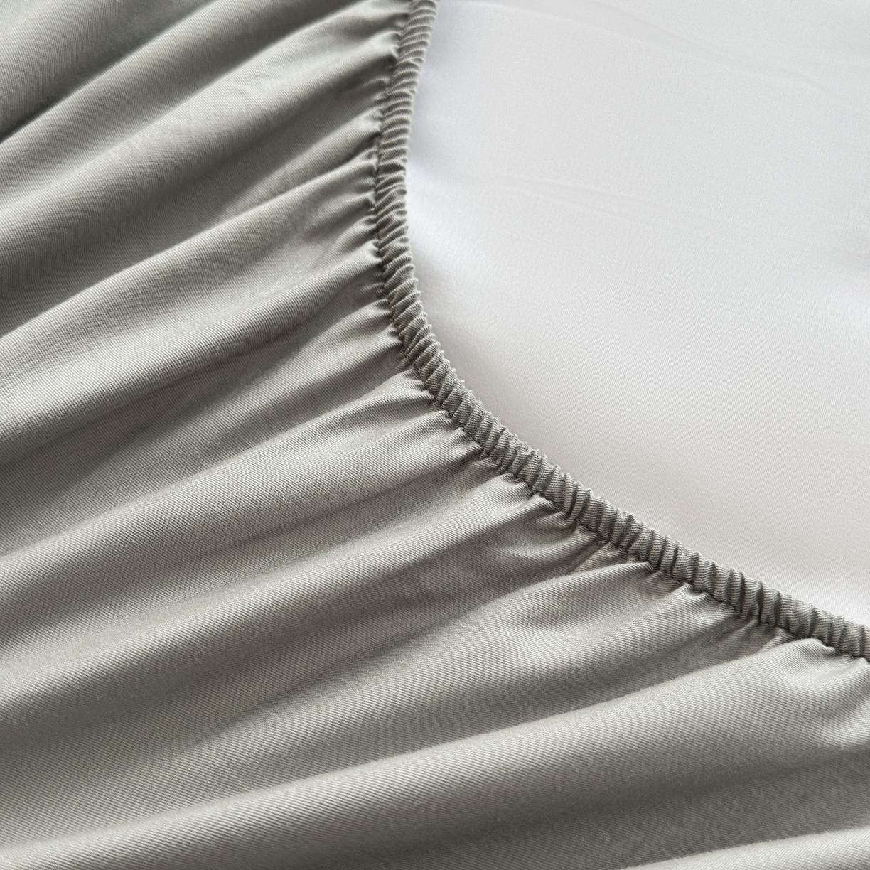 91家纺网 家纺一手货源 找家纺 糯米猪家纺 2025新款A类卡皮巴拉全棉夹棉床笠 卡皮巴拉-灰色