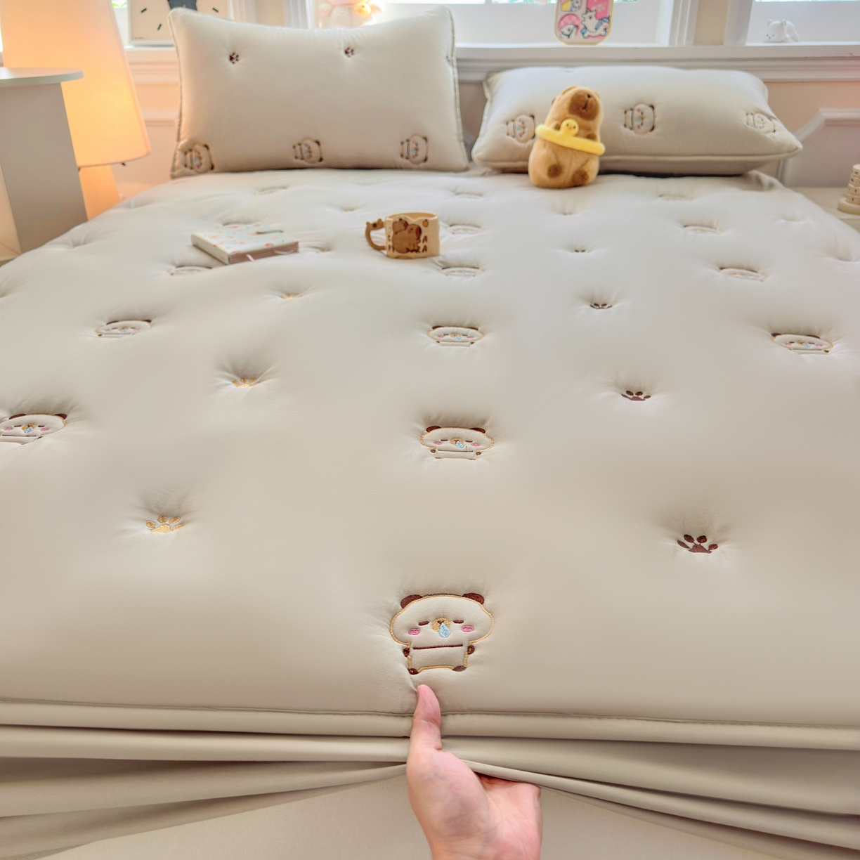 91家纺网 家纺一手货源 找家纺 糯米猪家纺 2025新款A类卡皮巴拉全棉夹棉床笠 卡皮巴拉-卡其