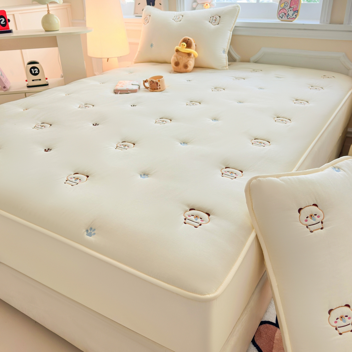 91家纺网 家纺一手货源 找家纺 糯米猪家纺 2025新款A类卡皮巴拉全棉夹棉床笠 卡皮巴拉-米色