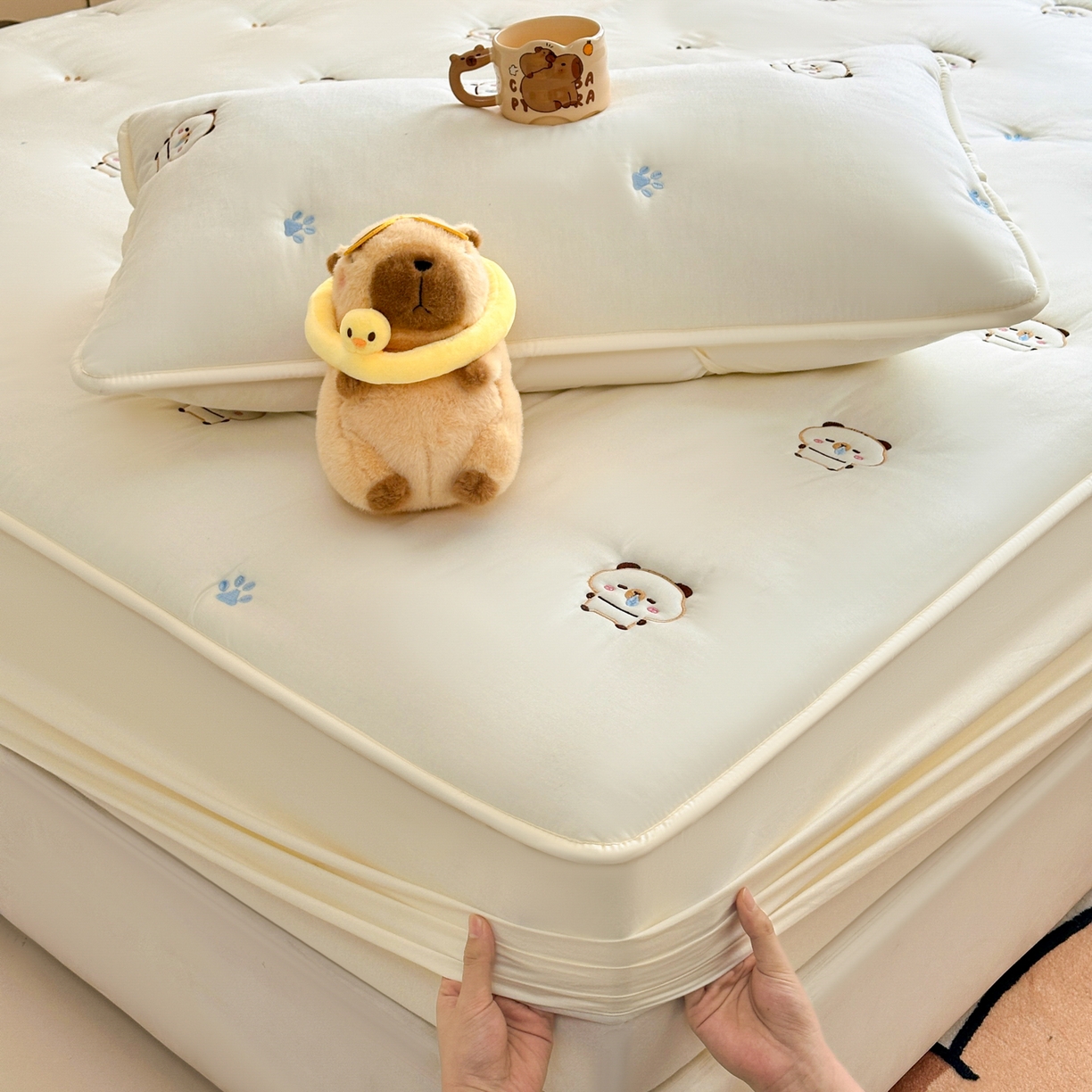 91家纺网 家纺一手货源 找家纺 糯米猪家纺 2025新款A类卡皮巴拉全棉夹棉床笠 卡皮巴拉-米色