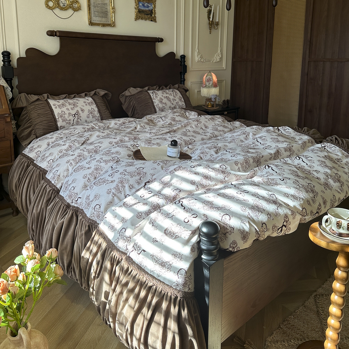 91家纺网 家纺一手货源 找家纺 （总）多乐娜 2025新款法式风全消光奶芙绒牛奶绒四件套高克重婴儿宝宝绒四件套玫瑰蒂芙尼场景图2 （会员-20 控价最低368起）