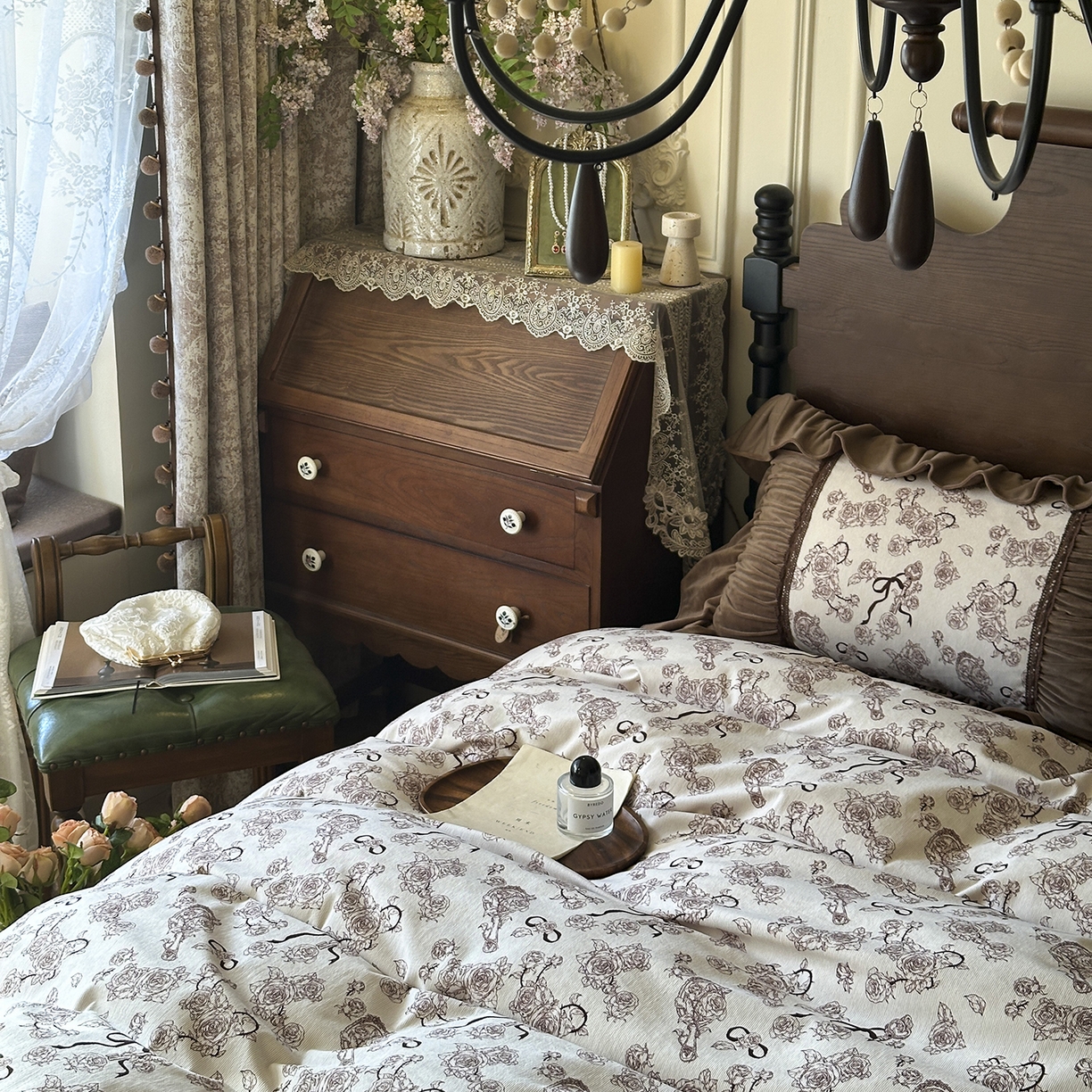 91家纺网 家纺一手货源 找家纺 （总）多乐娜 2025新款法式风全消光奶芙绒牛奶绒四件套高克重婴儿宝宝绒四件套玫瑰蒂芙尼场景图2 （会员-20 控价最低368起）