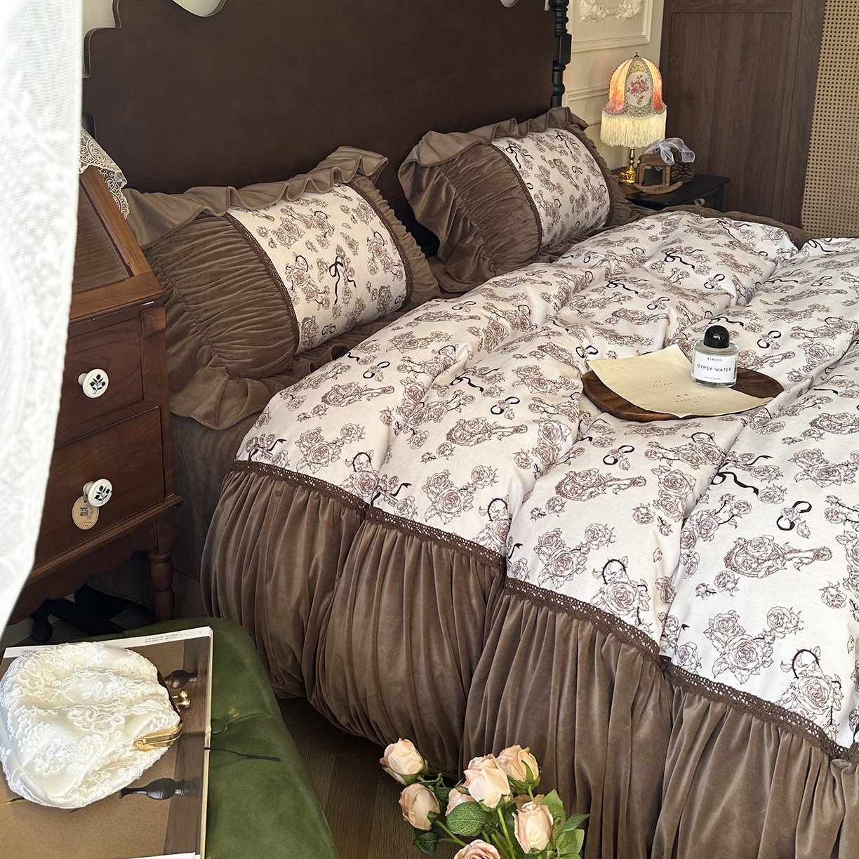 91家纺网 家纺一手货源 找家纺 （总）多乐娜 2025新款法式风全消光奶芙绒牛奶绒四件套高克重婴儿宝宝绒四件套玫瑰蒂芙尼场景图2 （会员-20 控价最低368起）