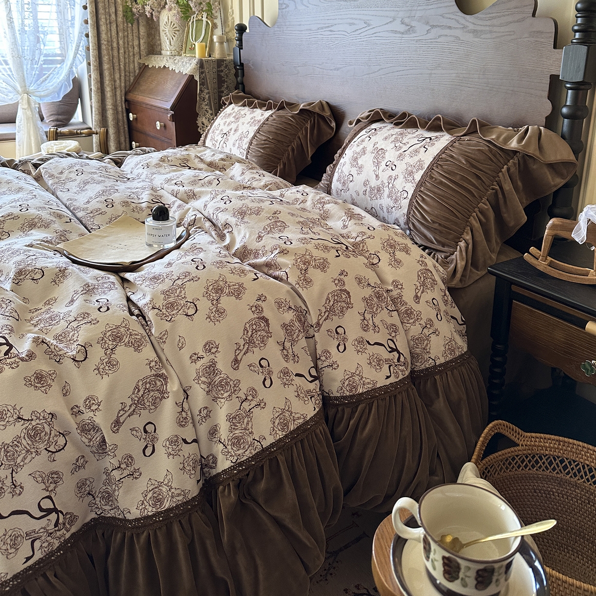 91家纺网 家纺一手货源 找家纺 （总）多乐娜 2025新款法式风全消光奶芙绒牛奶绒四件套高克重婴儿宝宝绒四件套玫瑰蒂芙尼场景图2 （会员-20 控价最低368起）