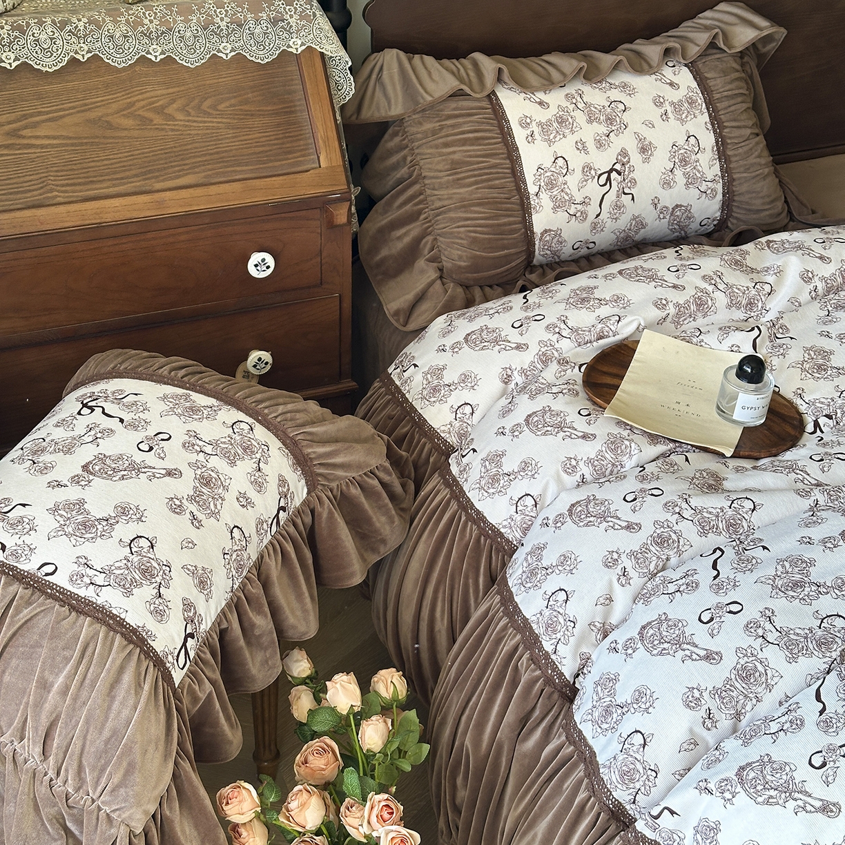 91家纺网 家纺一手货源 找家纺 （总）多乐娜 2025新款法式风全消光奶芙绒牛奶绒四件套高克重婴儿宝宝绒四件套玫瑰蒂芙尼场景图2 （会员-20 控价最低368起）