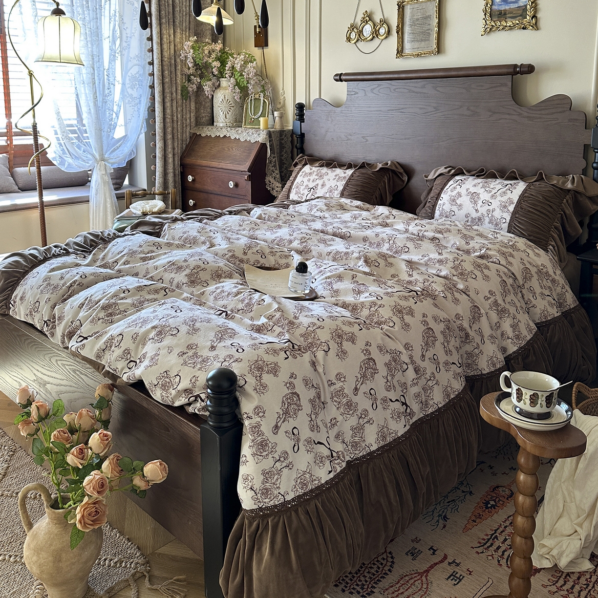 91家纺网 家纺一手货源 找家纺 （总）多乐娜 2025新款法式风全消光奶芙绒牛奶绒四件套高克重婴儿宝宝绒四件套玫瑰蒂芙尼场景图2 （会员-20 控价最低368起）