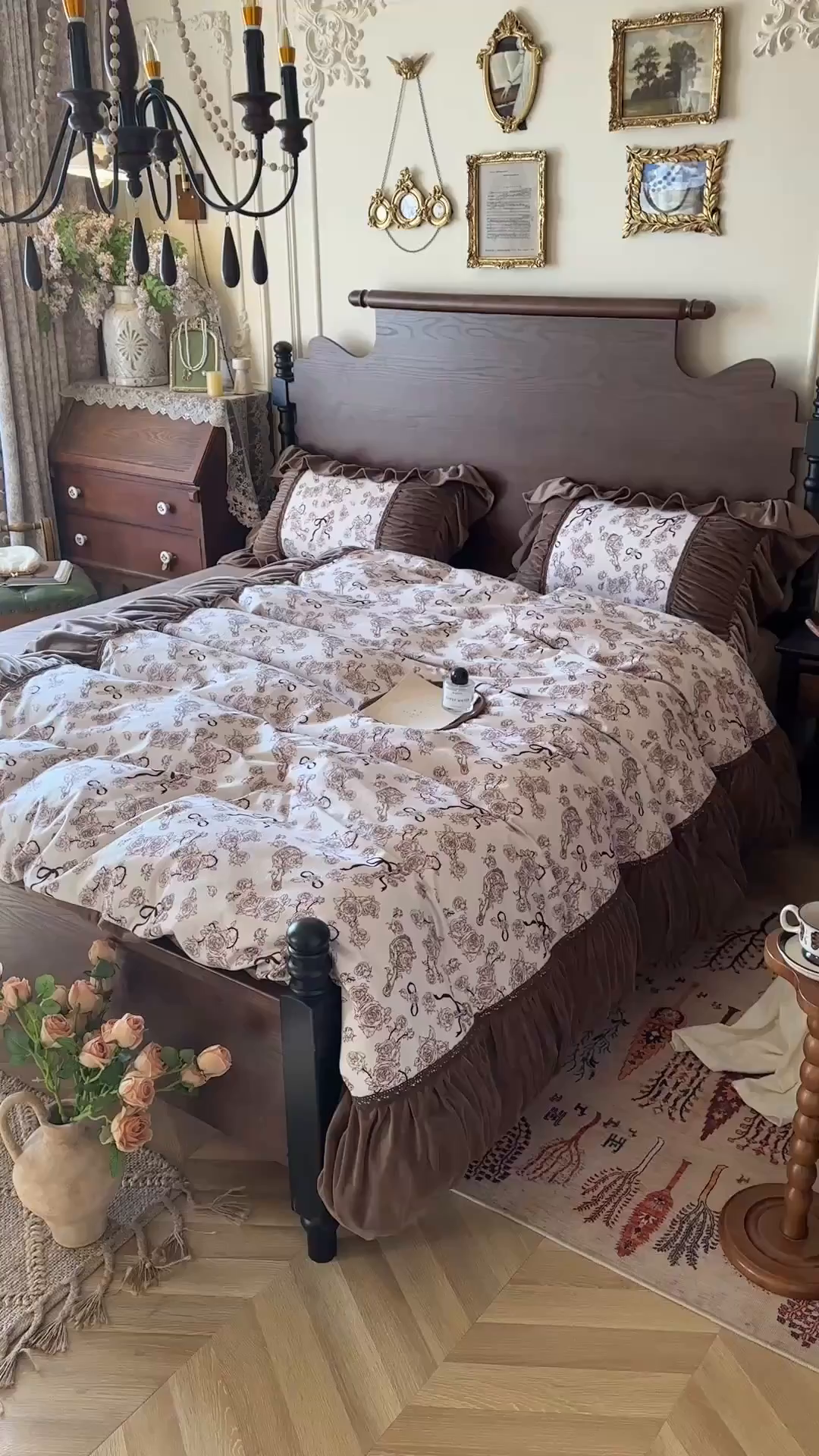 91家纺网 家纺一手货源 找家纺 （总）多乐娜 2025新款法式风全消光奶芙绒牛奶绒四件套高克重婴儿宝宝绒四件套玫瑰蒂芙尼场景图2 （会员-20 控价最低368起）