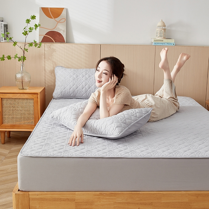 91家纺网 家纺一手货源 找家纺 红淳家纺 2025新款山茶花款防水夹棉床笠单品床笠床笠单件 山茶花-浅灰