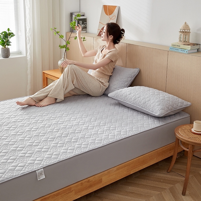 91家纺网 家纺一手货源 找家纺 红淳家纺 2025新款山茶花款防水夹棉床笠单品床笠床笠单件 山茶花-浅灰