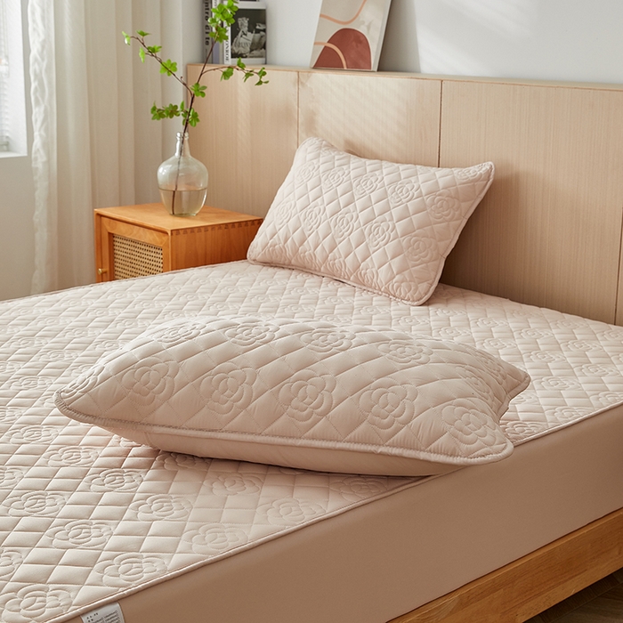 91家纺网 家纺一手货源 找家纺 红淳家纺 2025新款山茶花款防水夹棉床笠单品床笠床笠单件 山茶花-卡其