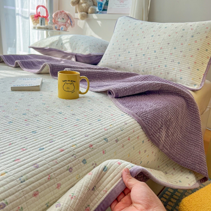 91家纺网 家纺一手货源 找家纺 床盖工厂店 2025新款全棉纯棉纱布加宝宝绒填充棉花床盖三件套 小苍兰