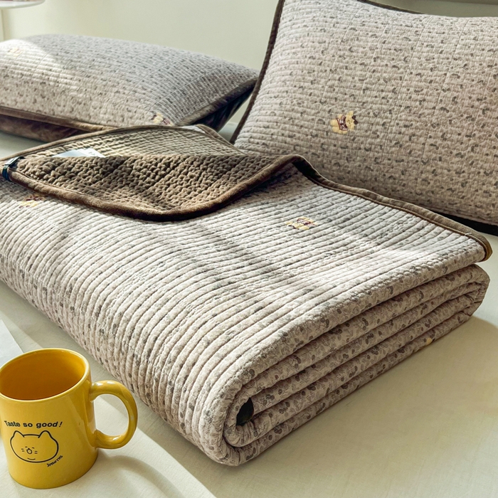 91家纺网 家纺一手货源 找家纺 床盖工厂店 2025新款全棉纯棉纱布加宝宝绒填充棉花床盖三件套 森系犬-灰