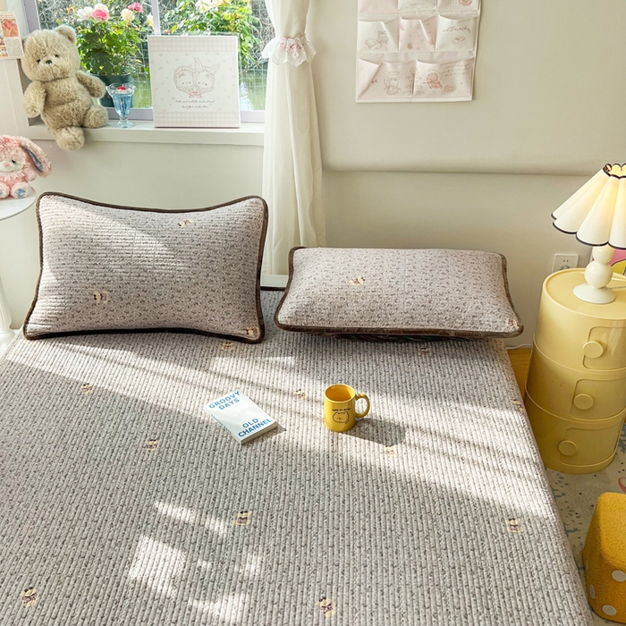 91家纺网 家纺一手货源 找家纺 床盖工厂店 2025新款全棉纯棉纱布加宝宝绒填充棉花床盖三件套 森系犬-灰