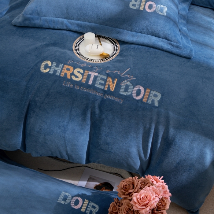 91家纺网 家纺一手货源 找家纺 （总）绒博士 2023新款舒适保暖220克牛奶绒四件套系列 罗拉