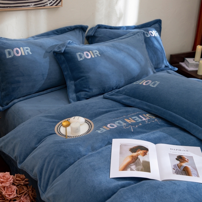 91家纺网 家纺一手货源 找家纺 （总）绒博士 2023新款舒适保暖220克牛奶绒四件套系列 罗拉