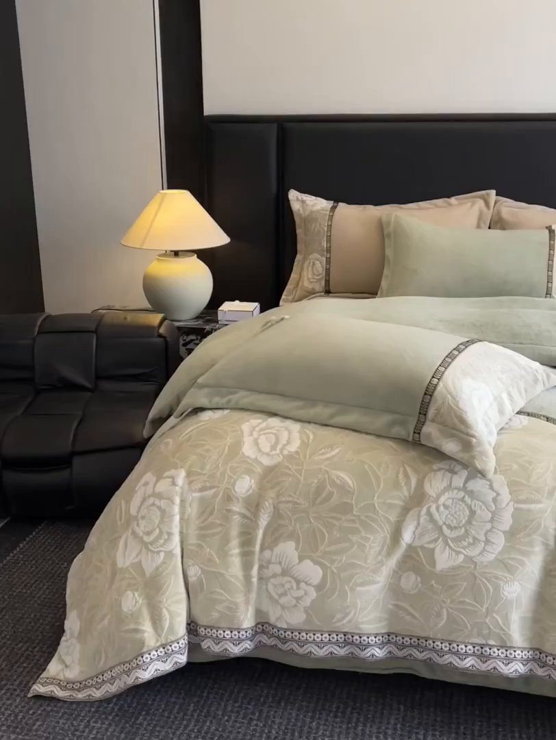 91家纺网 家纺一手货源 找家纺 （总）帝王家纺 2025新款刺绣雕花加厚保暖牛奶绒四件套冬季珊瑚绒  控价： 淘宝标准￥208，小号￥178.拼多多标准￥168，小号￥138. (谢谢配合）