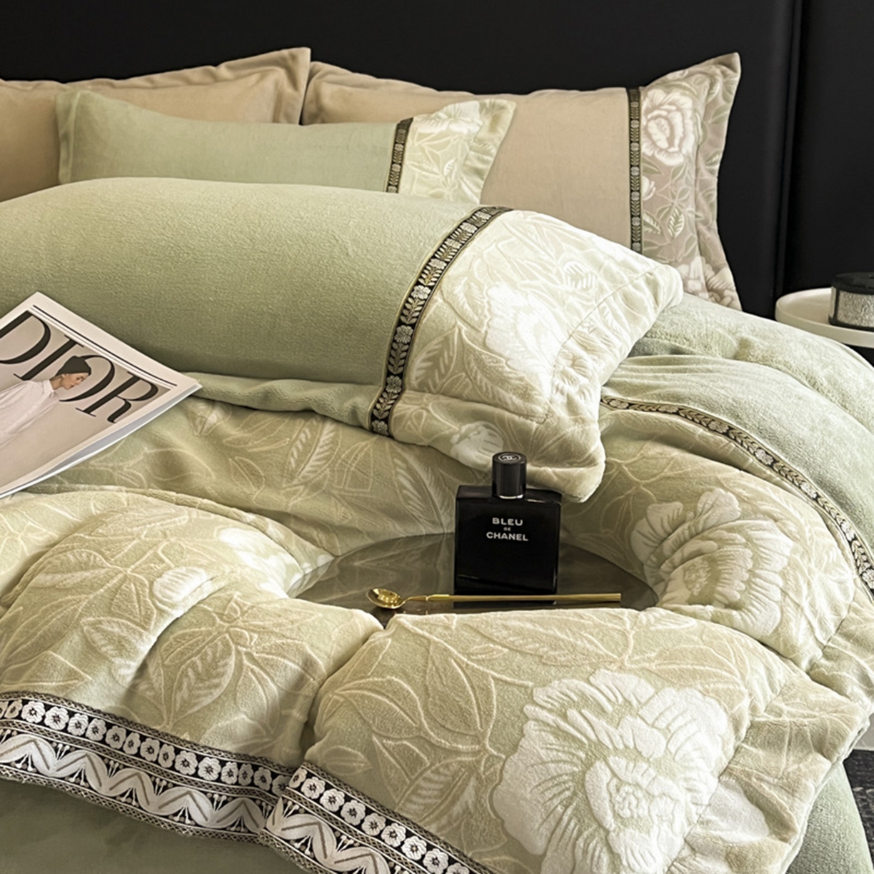 91家纺网 家纺一手货源 找家纺 （总）帝王家纺 2025新款刺绣雕花加厚保暖牛奶绒四件套冬季珊瑚绒  控价： 淘宝标准￥208，小号￥178.拼多多标准￥168，小号￥138. (谢谢配合）