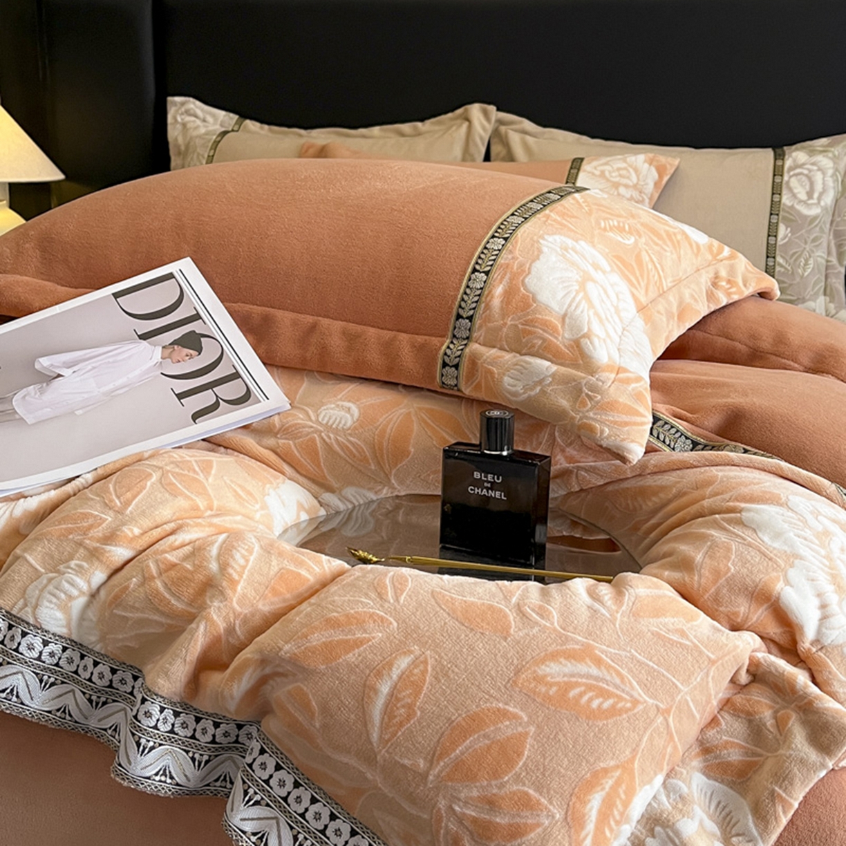 91家纺网 家纺一手货源 找家纺 （总）帝王家纺 2025新款刺绣雕花加厚保暖牛奶绒四件套冬季珊瑚绒  控价： 淘宝标准￥208，小号￥178.拼多多标准￥168，小号￥138. (谢谢配合）