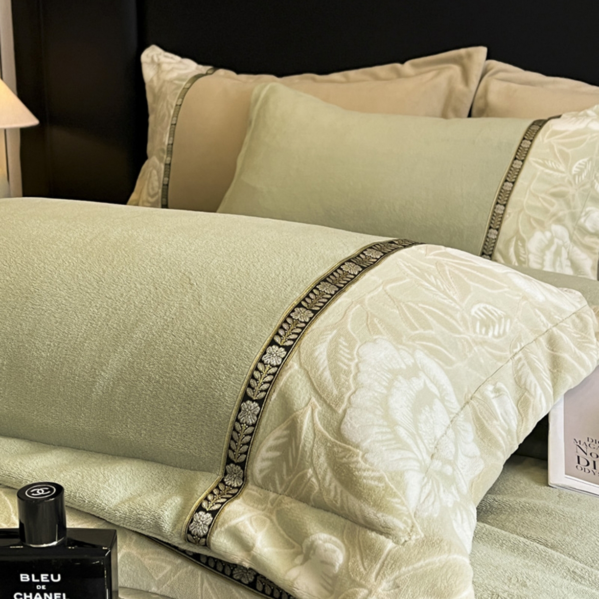 91家纺网 家纺一手货源 找家纺 帝王家纺 2025新款刺绣雕花加厚保暖牛奶绒四件套冬季珊瑚绒  控价： 淘宝标准￥208，小号￥178.拼多多标准￥168，小号￥138. (谢谢配合） 花绒月貌-绿