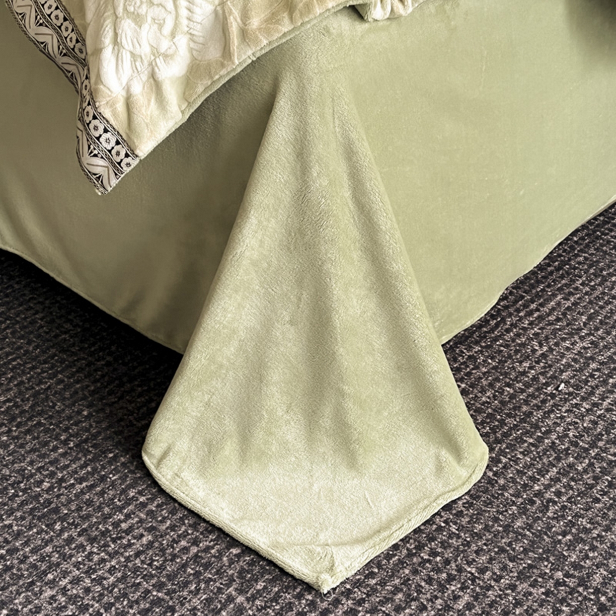 91家纺网 家纺一手货源 找家纺 帝王家纺 2025新款刺绣雕花加厚保暖牛奶绒四件套冬季珊瑚绒  控价： 淘宝标准￥208，小号￥178.拼多多标准￥168，小号￥138. (谢谢配合） 花绒月貌-绿