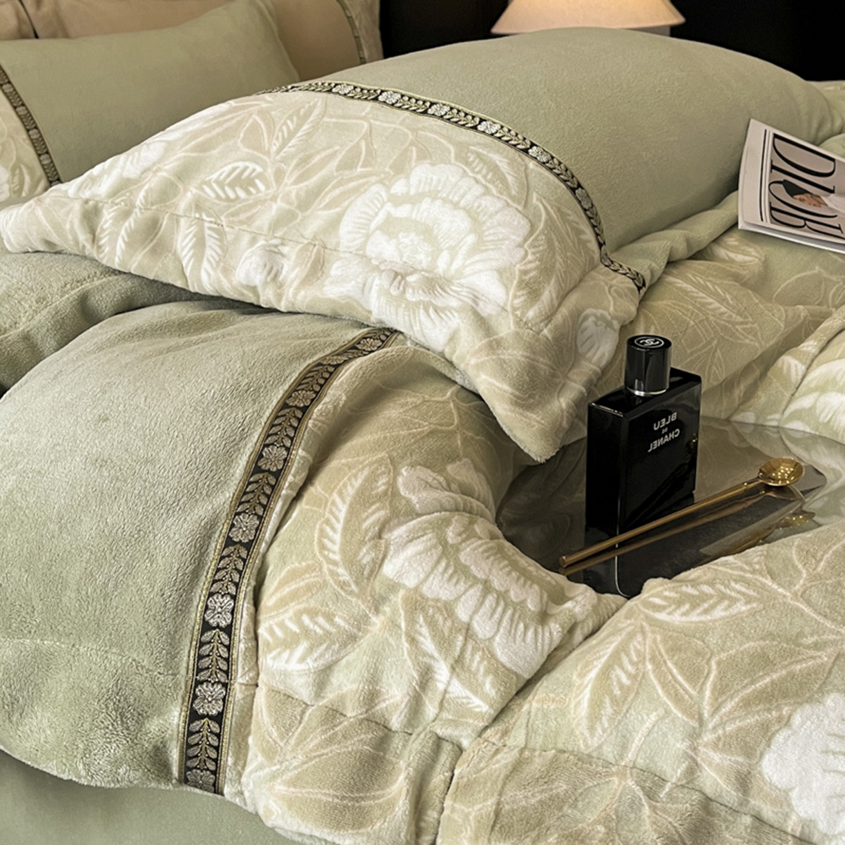 91家纺网 家纺一手货源 找家纺 帝王家纺 2025新款刺绣雕花加厚保暖牛奶绒四件套冬季珊瑚绒  控价： 淘宝标准￥208，小号￥178.拼多多标准￥168，小号￥138. (谢谢配合） 花绒月貌-绿