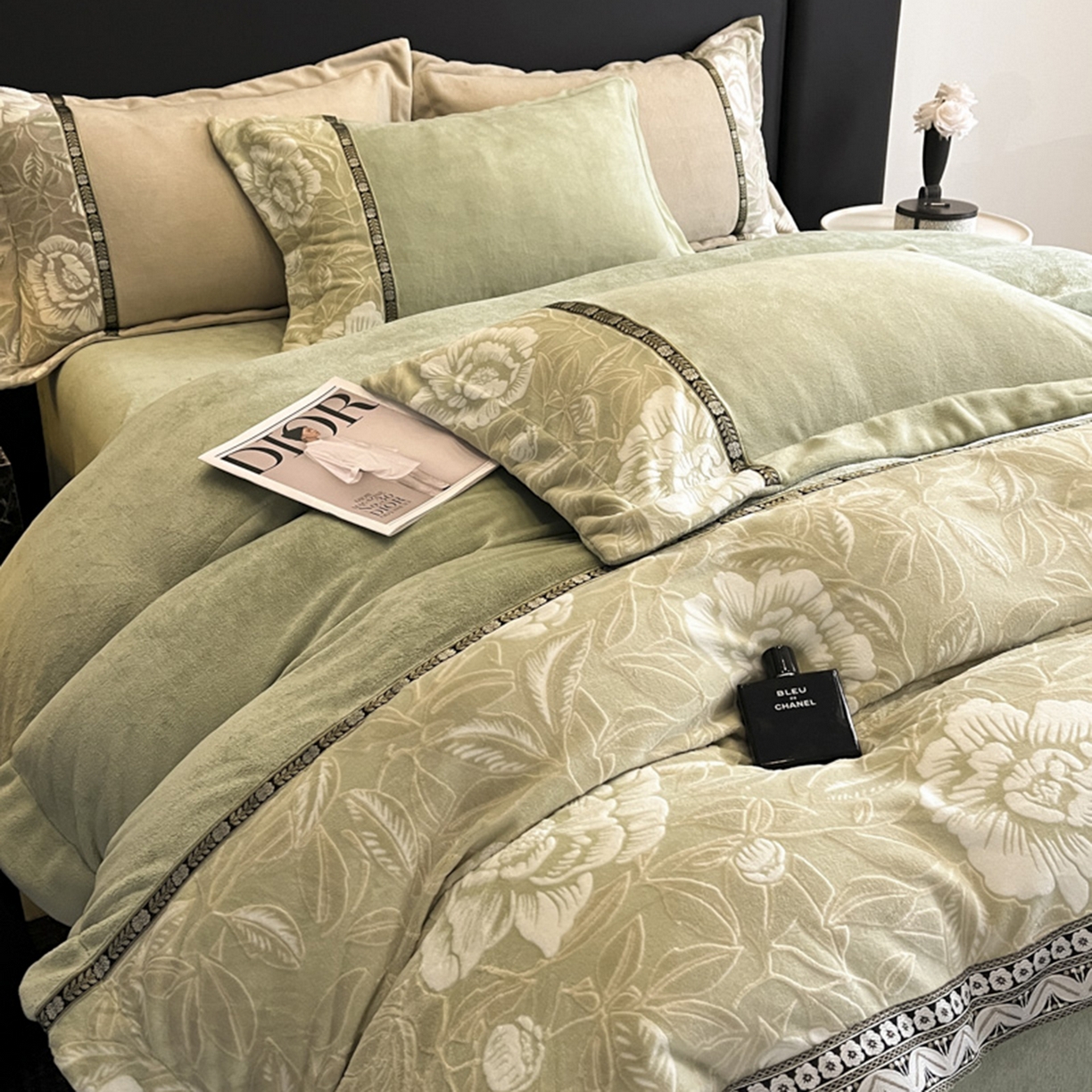 91家纺网 家纺一手货源 找家纺 帝王家纺 2025新款刺绣雕花加厚保暖牛奶绒四件套冬季珊瑚绒  控价： 淘宝标准￥208，小号￥178.拼多多标准￥168，小号￥138. (谢谢配合） 花绒月貌-绿