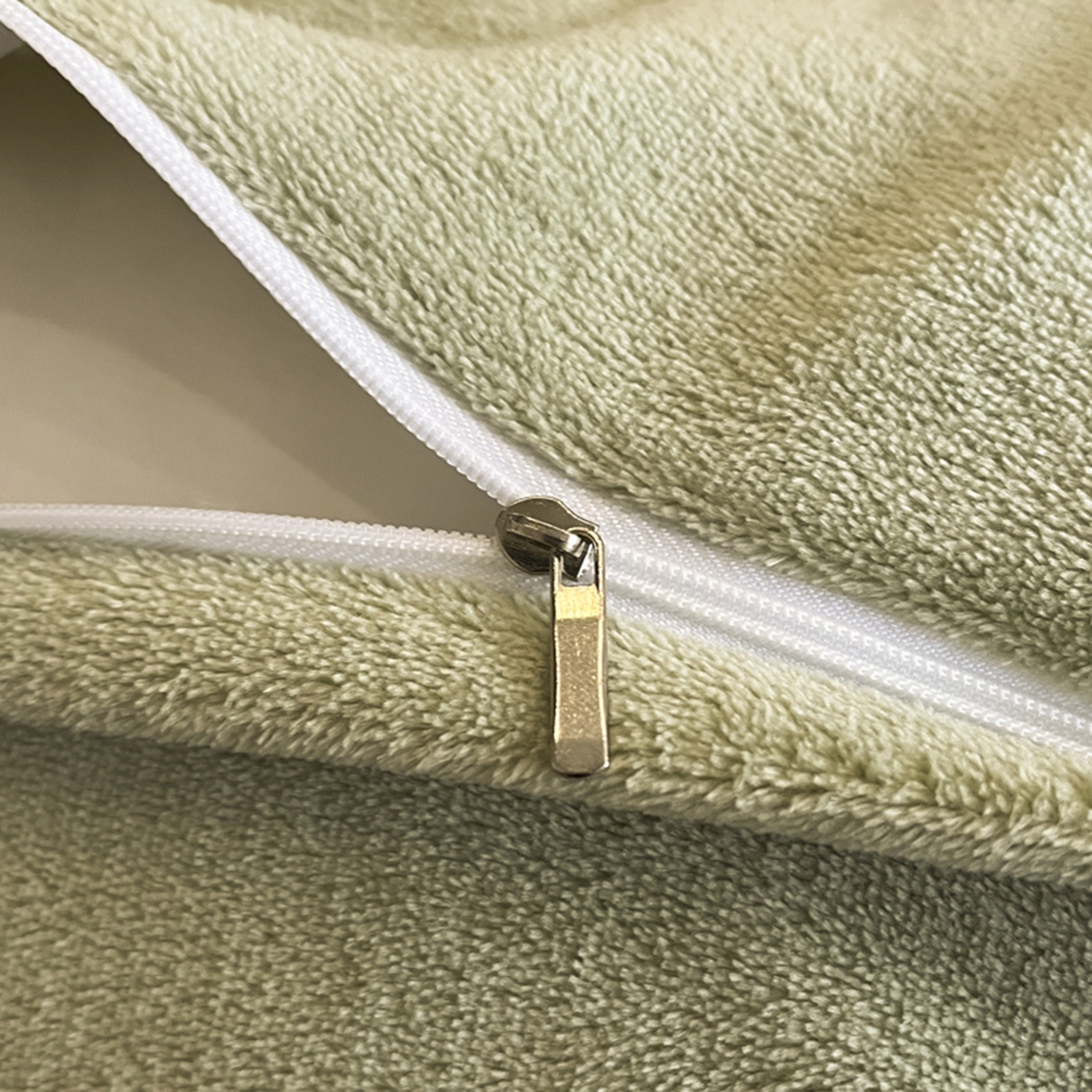 91家纺网 家纺一手货源 找家纺 帝王家纺 2025新款刺绣雕花加厚保暖牛奶绒四件套冬季珊瑚绒  控价： 淘宝标准￥208，小号￥178.拼多多标准￥168，小号￥138. (谢谢配合） 花绒月貌-绿