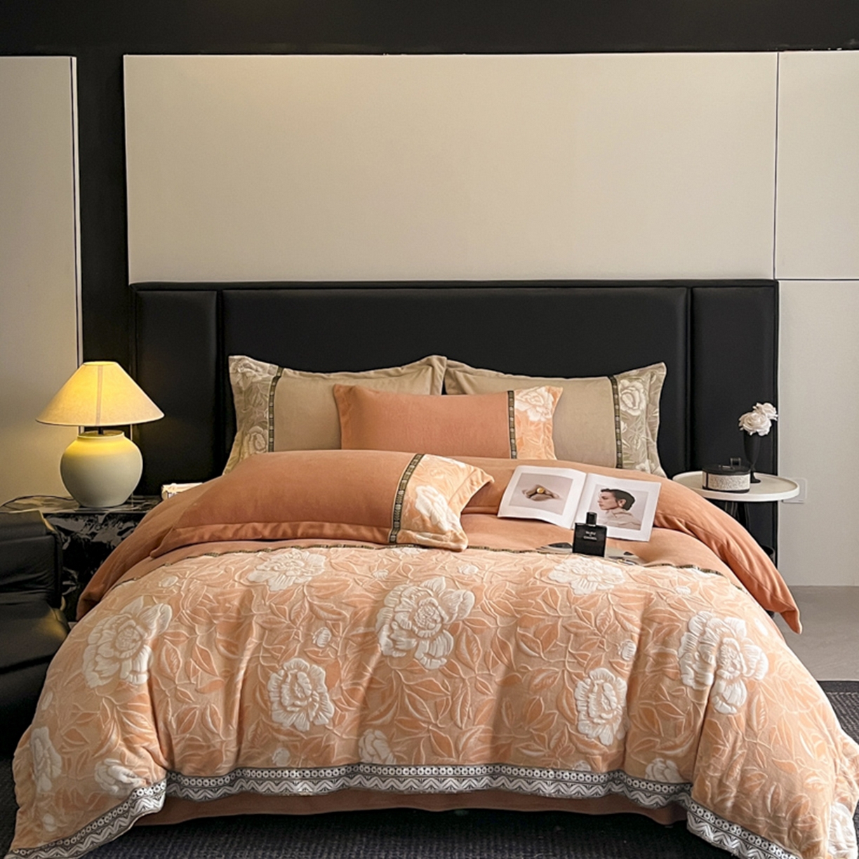 91家纺网 家纺一手货源 找家纺 帝王家纺 2025新款刺绣雕花加厚保暖牛奶绒四件套冬季珊瑚绒  控价： 淘宝标准￥208，小号￥178.拼多多标准￥168，小号￥138. (谢谢配合） 花绒月貌-橘