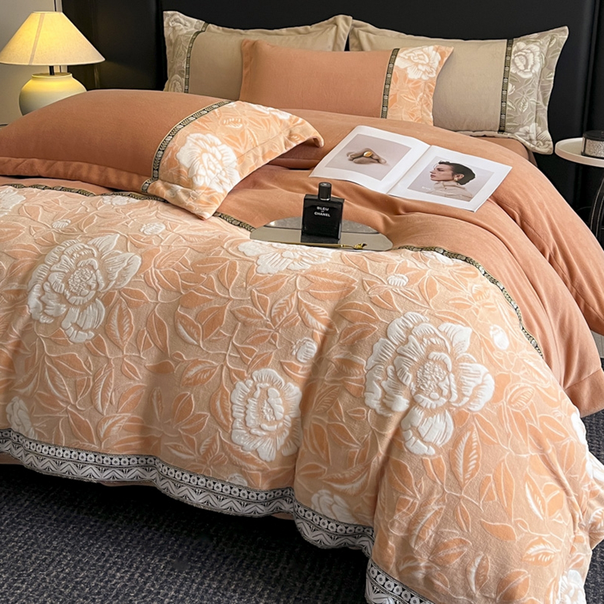 91家纺网 家纺一手货源 找家纺 帝王家纺 2025新款刺绣雕花加厚保暖牛奶绒四件套冬季珊瑚绒  控价： 淘宝标准￥208，小号￥178.拼多多标准￥168，小号￥138. (谢谢配合） 花绒月貌-橘
