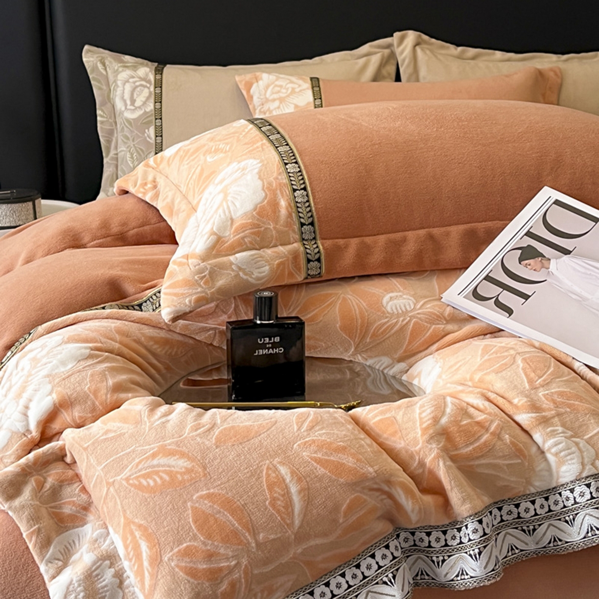 91家纺网 家纺一手货源 找家纺 帝王家纺 2025新款刺绣雕花加厚保暖牛奶绒四件套冬季珊瑚绒  控价： 淘宝标准￥208，小号￥178.拼多多标准￥168，小号￥138. (谢谢配合） 花绒月貌-橘