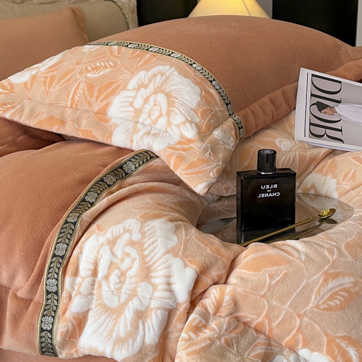 91家纺网 家纺一手货源 找家纺 帝王家纺 2025新款刺绣雕花加厚保暖牛奶绒四件套冬季珊瑚绒  控价： 淘宝标准￥208，小号￥178.拼多多标准￥168，小号￥138. (谢谢配合） 花绒月貌-橘