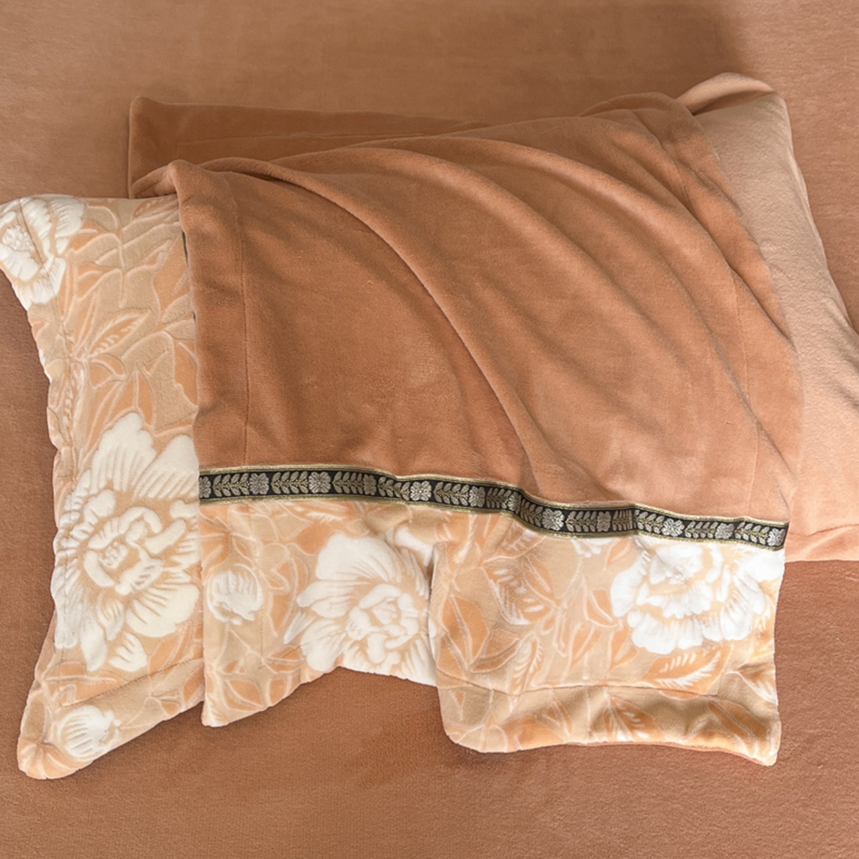 91家纺网 家纺一手货源 找家纺 帝王家纺 2025新款刺绣雕花加厚保暖牛奶绒四件套冬季珊瑚绒  控价： 淘宝标准￥208，小号￥178.拼多多标准￥168，小号￥138. (谢谢配合） 花绒月貌-橘