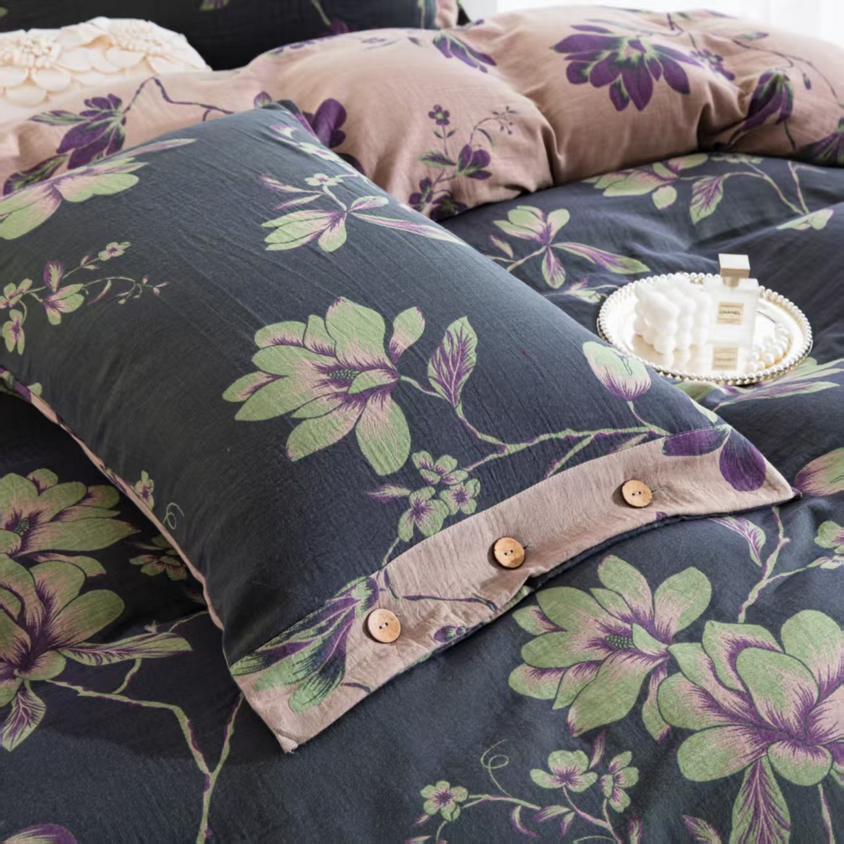 91家纺网 家纺一手货源 找家纺 双层纱家居 2025新款纯棉双层纱纽扣款四件套 春雨墨绿