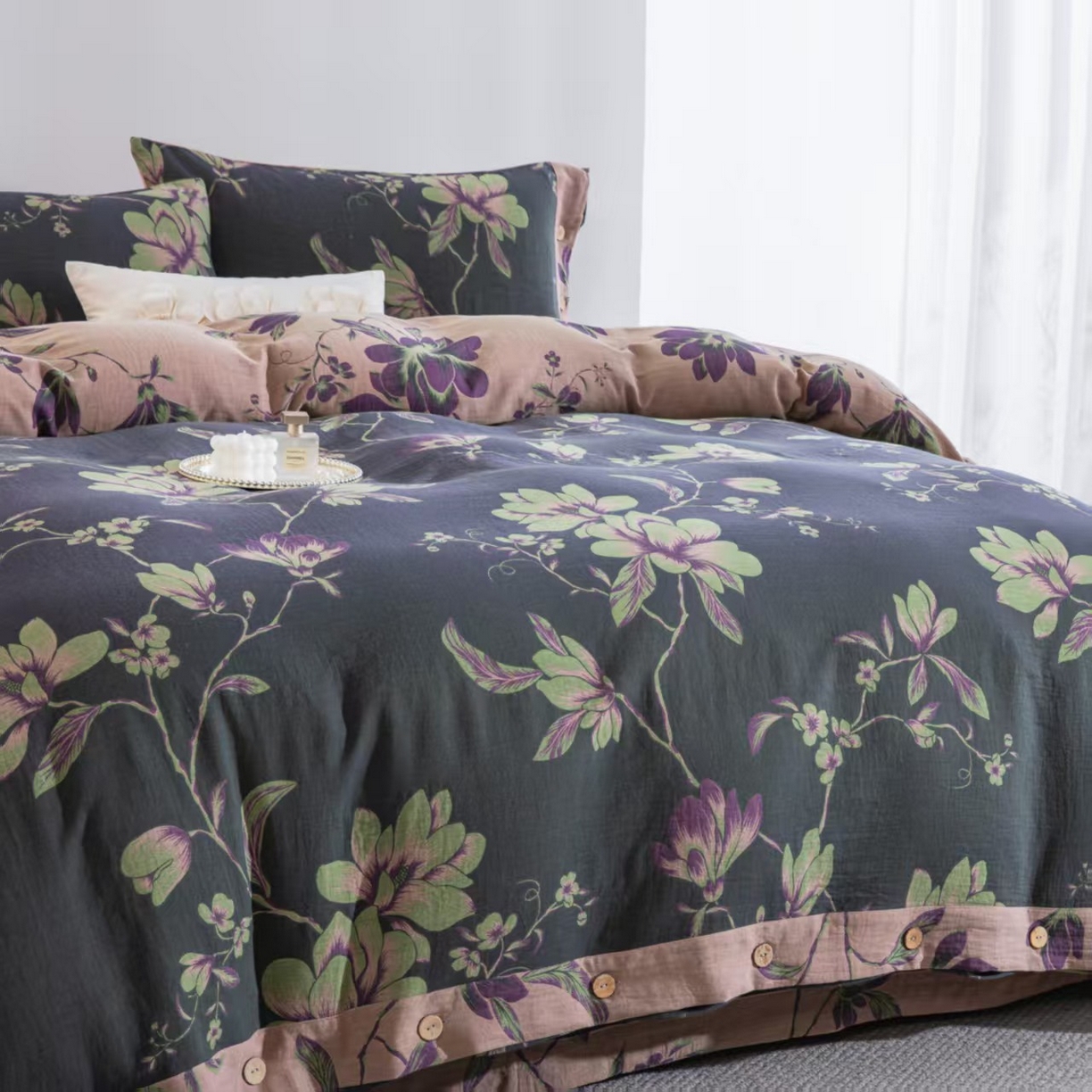 91家纺网 家纺一手货源 找家纺 双层纱家居 2025新款纯棉双层纱纽扣款四件套 春雨墨绿